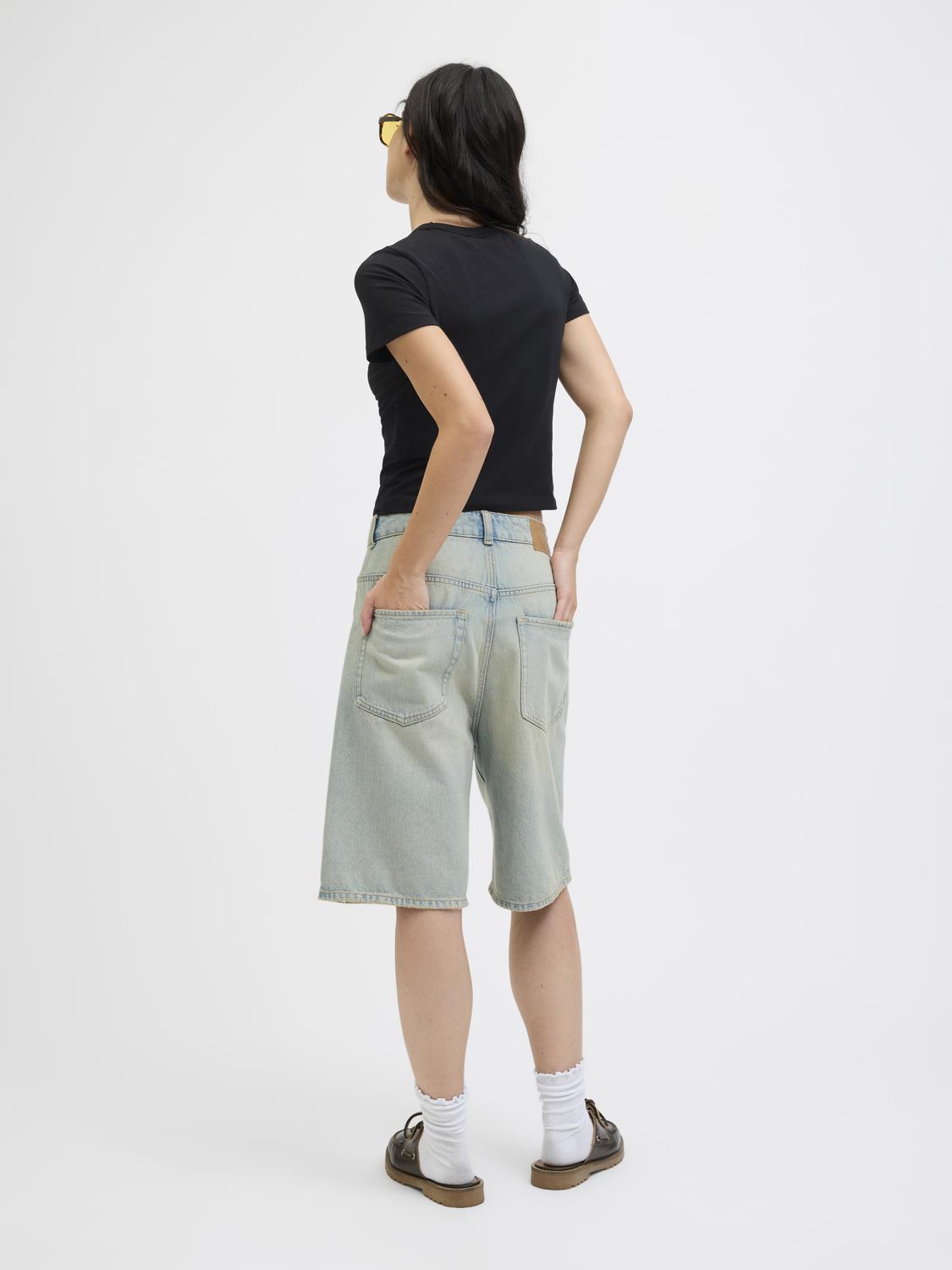 model_shot-back